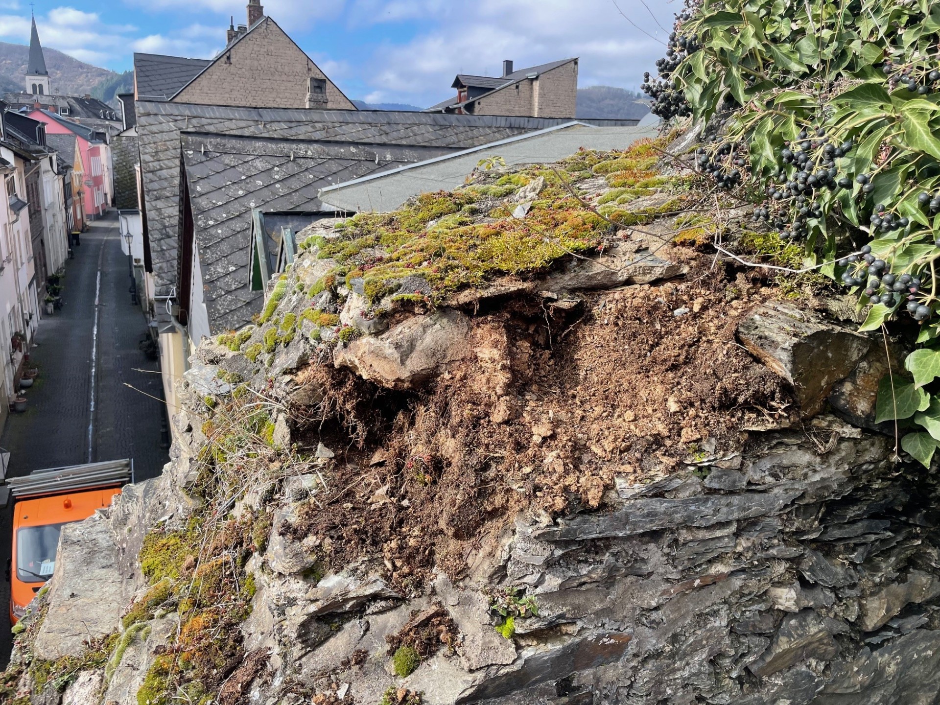 Die zeitweise Sperrung des Binger Tores für den Fahrzeugverkehr ist erforderlich, da sich Steine gelockert haben. 