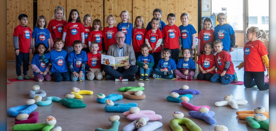 Zum bundesweiten Vorlesetag war Boppards Bürgermeister Jörg Haseneier in der städtischen Kita „Abenteuerland“ in Buchholz zu Gast und las den Vorschulkindern eine spannende Geschichte vor. 