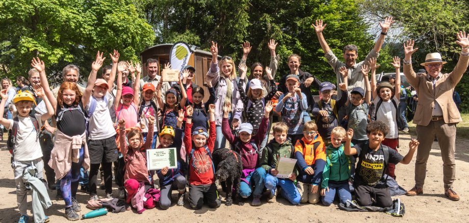 Freude und Jubel nach der Siegerehrung: Die Klasse 3a der Grundschule Buchholz hat den ersten Platz bei den diesjährigen Waldjugendspielen erreicht. 