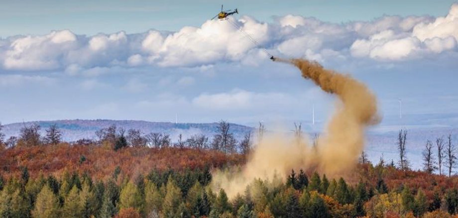 Das Kalken der Wälder erfolgt mit einem Hubschrauber. Das Kalken der Wälder erfolgt mit einem Hubschrauber.
