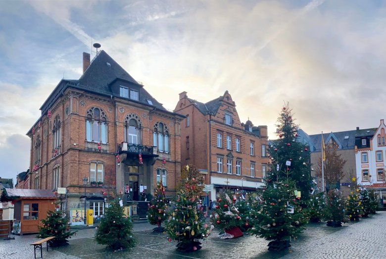 Der Winterwald hat den Bopparder Weihnachtsmarkt 2025 bereichert. Auch in diesem Jahr soll es wieder einen Winterwald mit kreativ geschmückten Weihnachtsbäumen geben. Noch bis zum 20. Oktober ist eine Anmeldung für den Winterwald 2026 möglich. Der Winterwald hat den Bopparder Weihnachtsmarkt 2025 bereichert. Auch in diesem Jahr soll es wieder einen Winterwald mit kreativ geschmückten Weihnachtsbäumen geben. Noch bis zum 20. Oktober ist eine Anmeldung für den Winterwald 2026 möglich.