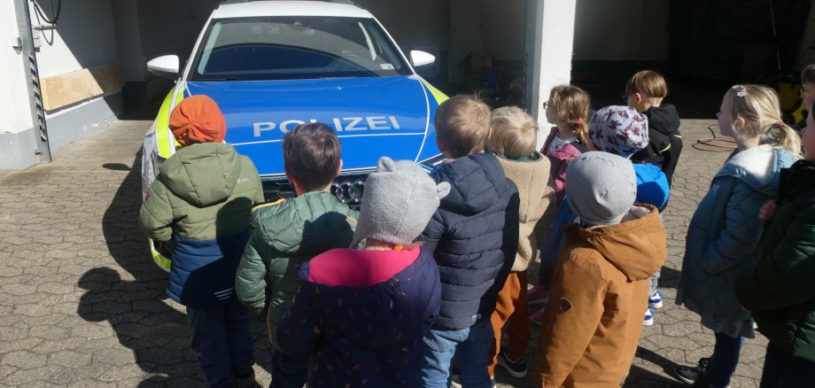 Die Vorschulkinder der Bewegungskita Weiler beim Besuch der Polizeiinspektion Boppard. 