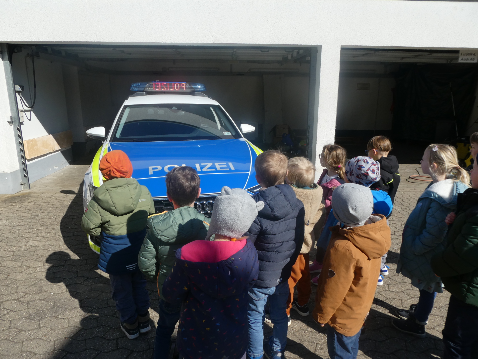 Die Vorschulkinder der Bewegungskita Weiler beim Besuch der Polizeiinspektion Boppard. 