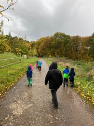 Kinder beim gehen