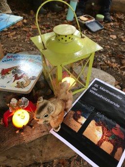 Bild eines geschmückten Baumstumpf