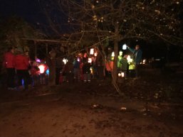 Kinder bei einer Abend Laternenwanderung
