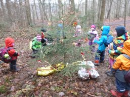 Kinder um einen Tannenbaum