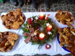 Weihnachtskranz und Gebäck