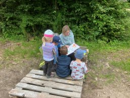 Kinder denen etwas vorgelesen wird