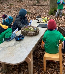 Kinder an einem Tisch
