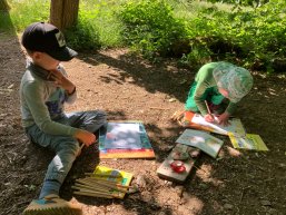 Kinder die am Malen sind