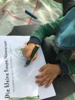 Kind am zeichnen