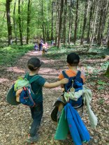 Kinder im Wald.