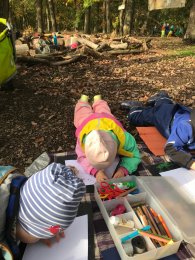 Kinder am malen