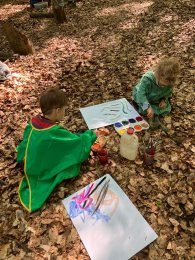 Kinder am malen