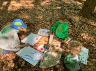 Kinder am malen