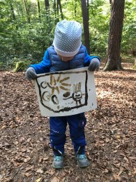 Kind mit gemalten Bild