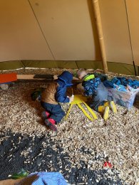 Kinder beim basteln