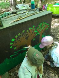 Kinder mit gemalten Bild