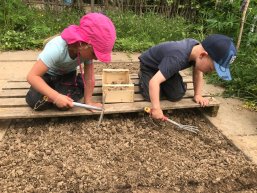 Kinder bei der Gartenarbeit