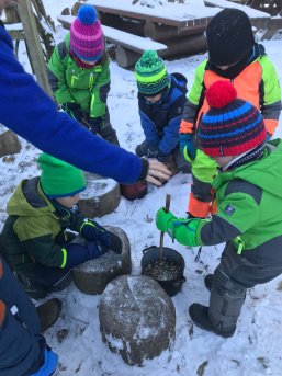Kinder bei Schnee