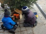 Kinder vor einer Krippe