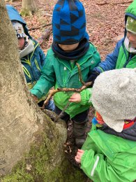 Kinder beim spielen an einem Baum