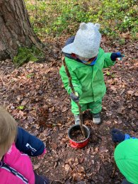 Kinder beim spielen im Wald