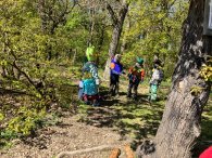 Kinder beim spielen im Wald