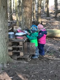 Kinder beim spielen im Wald