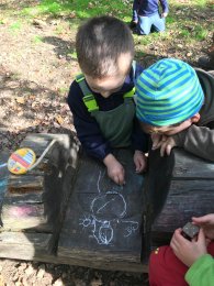 Kinder beim spielen im Wald