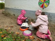 Kinder beim spielen mit Töpfen