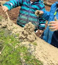 Kinder beim spielen mit Schlamm
