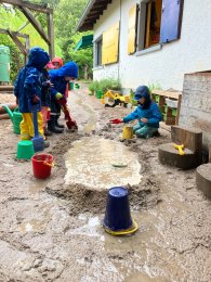 Kinder beim spielen mit Schlamm