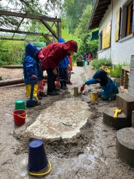 Kinder beim spielen mit Schlamm