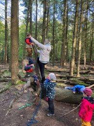 Kinder beim spielen im Wald