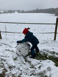 Kind beim spielen im Schnee
