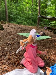 Kind beim spielen im Wald