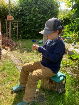 Kind beim Holzschnitzen