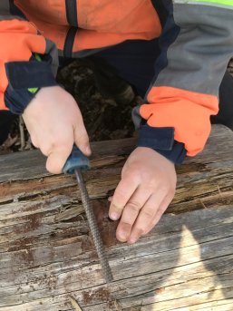 Kind beim feilen