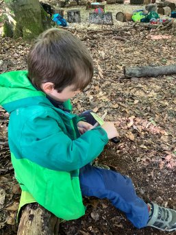 Kind beim Holzschnitzen