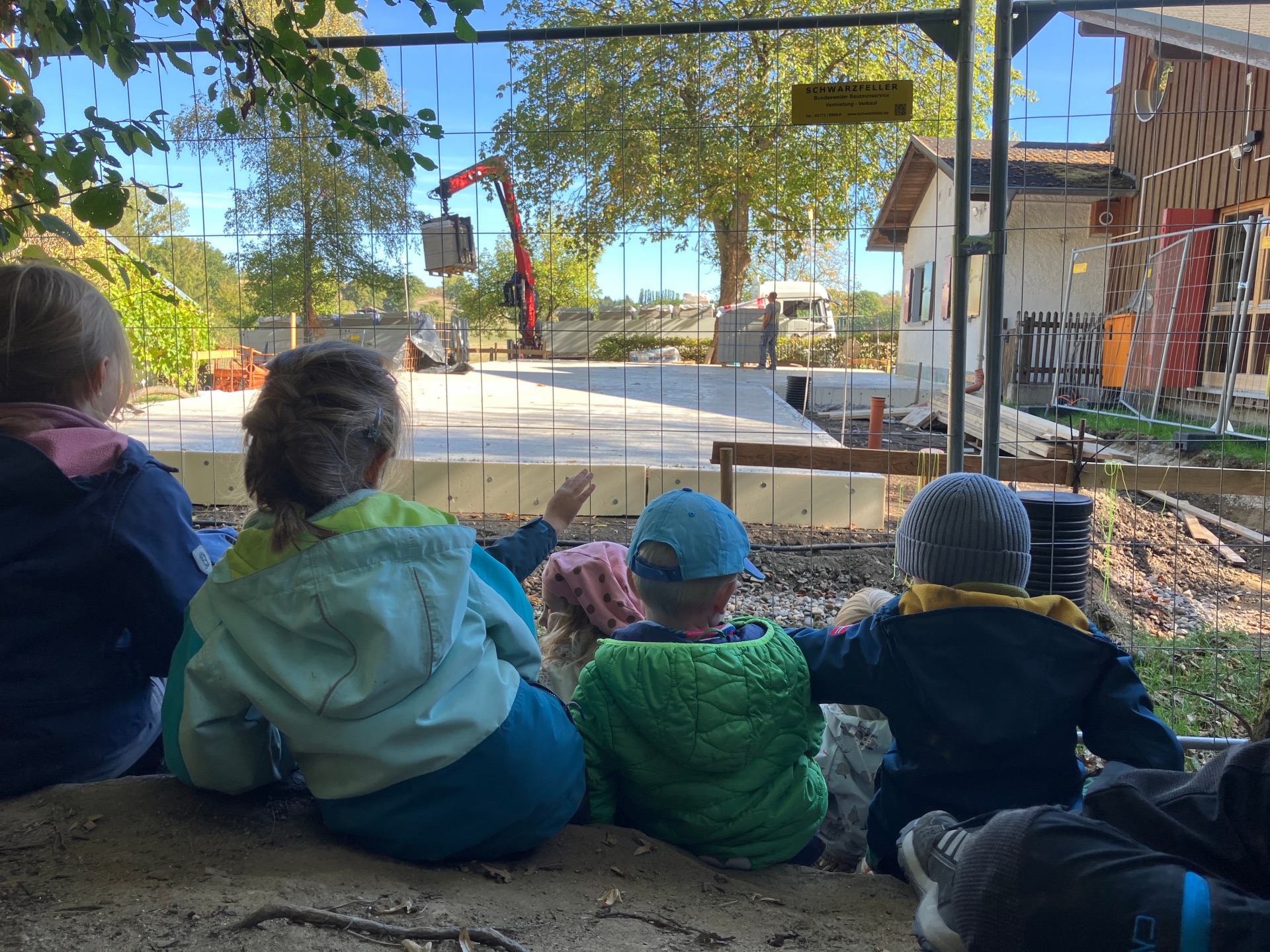 Gebannt beobachten die Waldkinder die Aktionen auf ihrer Baustelle. 