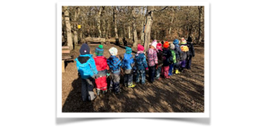 In einer Schlange stehende Kinder