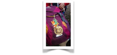 Rucksack mit selbstgemachten Holzschmuck