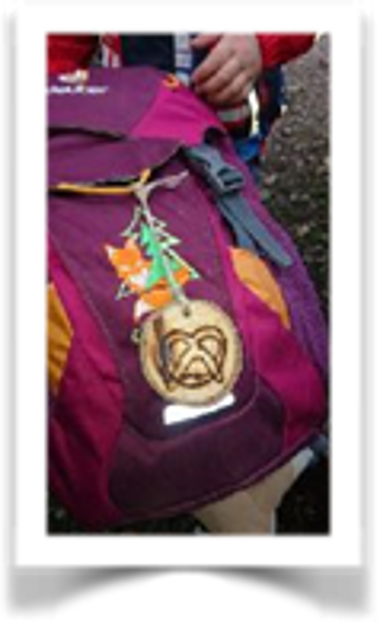 Rucksack mit selbstgemachten Holzschmuck