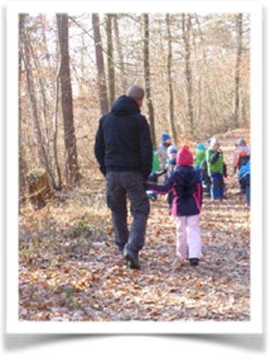 Kinder beim spazieren im Wald