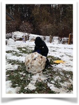 Kind beim Bau einer Schneekugel