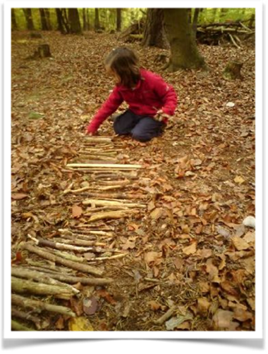 Wald spielendes Kind
