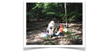 im Wald spielende Kindern 