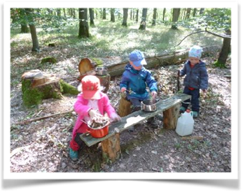 Kinder auf einer Holzbank